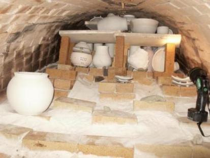 Loading the anagama kiln with unfired pottery (yakishime)