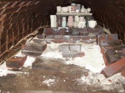 loading the kiln, some pottery has oxides, otherwise yakishime